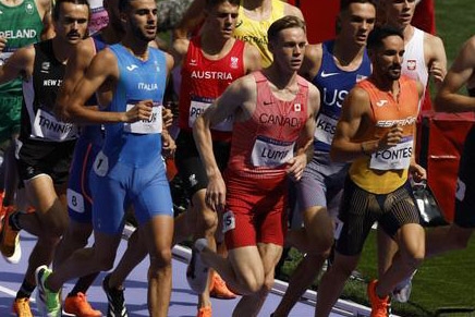 Ignacio Fontes durante su serie de 1.500 metros (EFE / JULIO MUÑOZ)