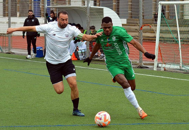 Marcley fue el jugador más peligroso del Atarfe (J.. PALMA /ARCHIVO) 