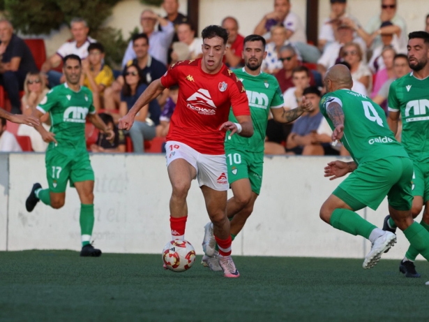 El Azami rodeado de jugadores del Real Jaén (JOSÉ ANDRÉS FERNÁNDEZ)