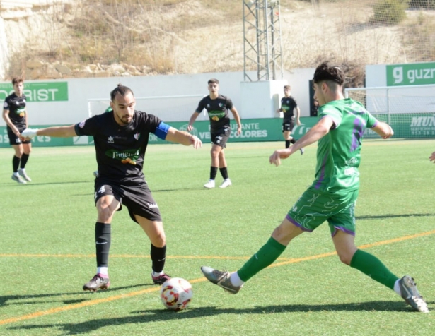 Rober presiona a un jugador del Atlético Mancha Real (ELENA MARTÍNEZ)